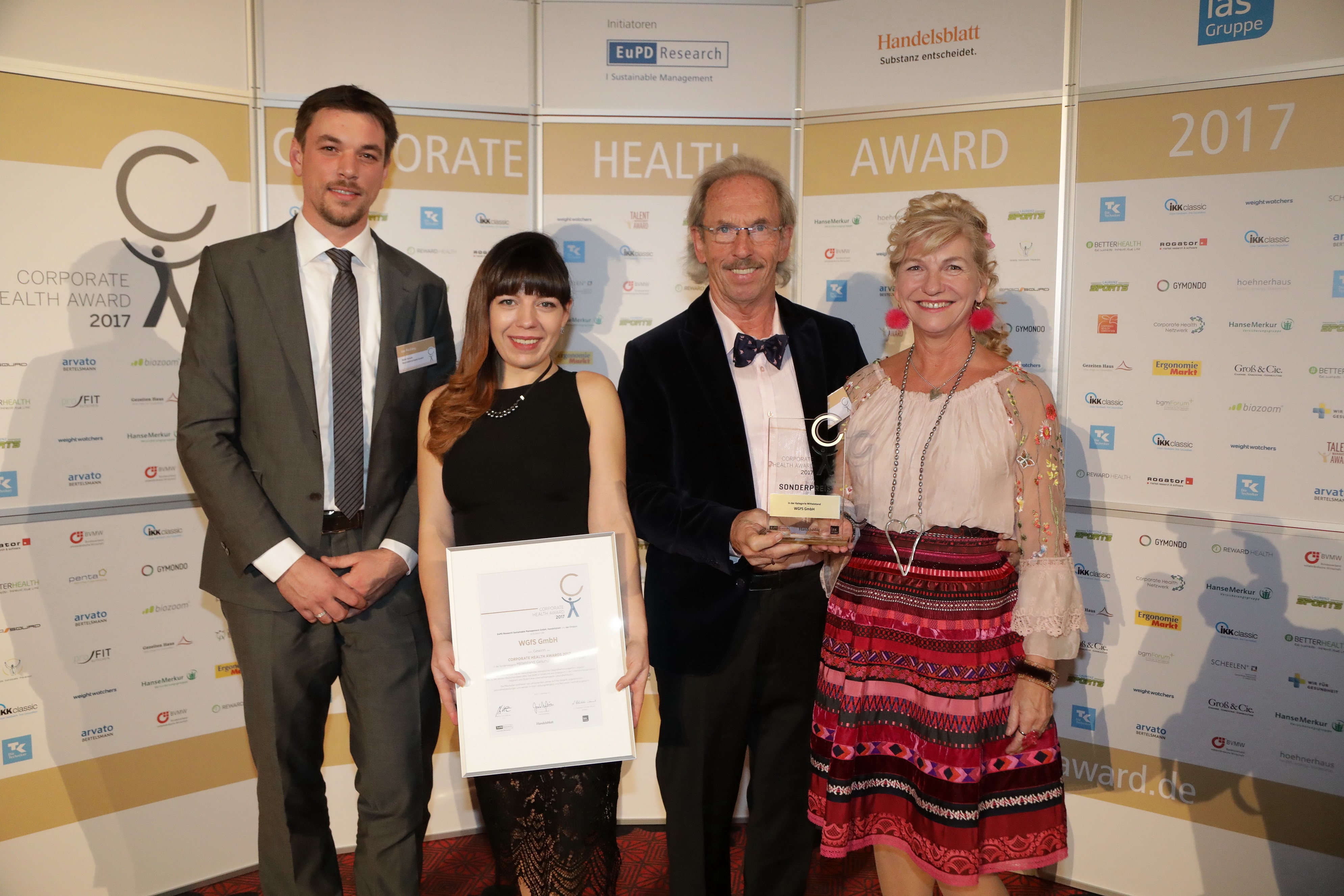 WGfS-Inhaberin Rosemarie Amos-Ziegler und ihr Team durften in Bonn eine ganz besondere Trophäe entgegen nehmen: Den 1. Platz in der Kategorie Gesundheits- und Sozialwesen. 